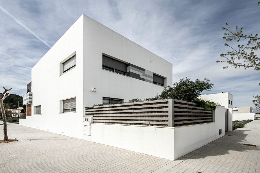 1437 Thiết kế nhà ở phong cách hiện đại với tông màu trắng qpdesign