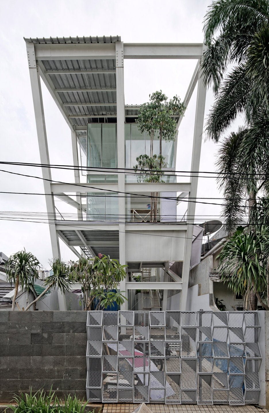 Rumah Miring Budi Pradono Architects House Jakarta dezeen 936 3 Ngôi nhà nghiêng độc đáo và tiện nghi ở Jakarta Indonesia qpdesign