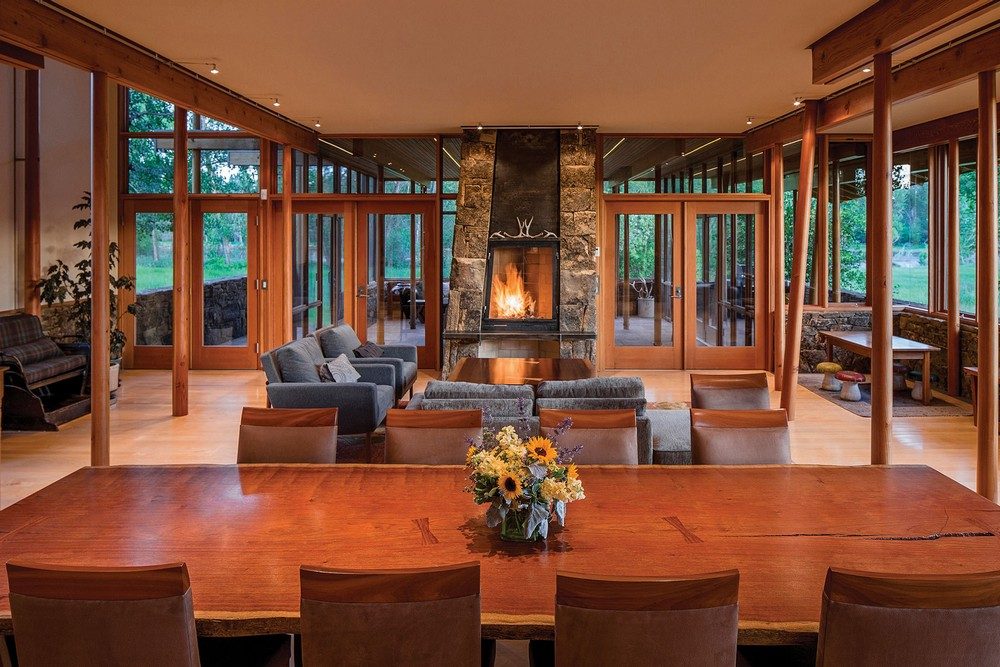 montana glass home with lots of wood in decor 10 Hòa mình cùng thiên nhiên trong ngôi nhà gỗ tuyệt đẹp ở MONTANA qpdesign