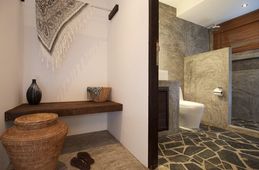 19Stone-floor-gray-rustic-bathroom