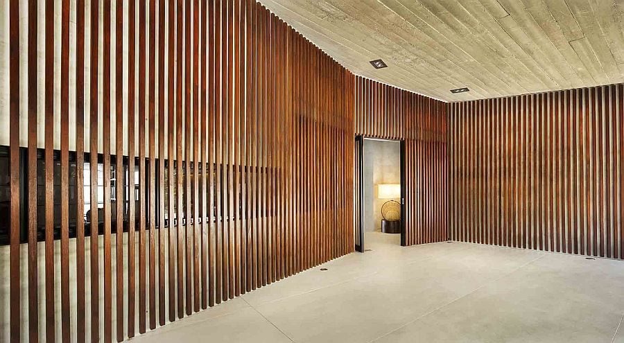 22Entry-of-the-home-clad-in-wooden-slats