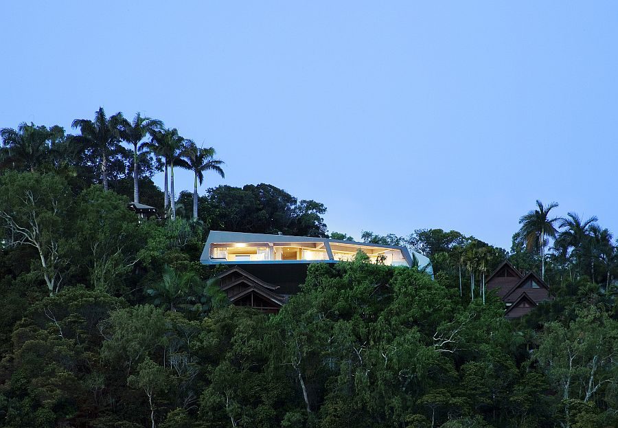 25Fabulous-futuristic-home-nestled-among-green-canopy-and-overlooking-Port-Douglas-in-Queensland