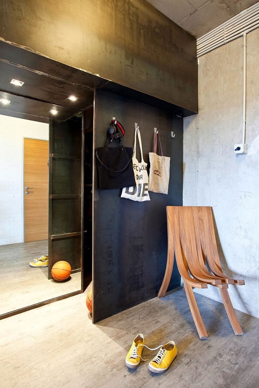 3Black-metal-wall-separates-the-living-space-from-the-entrance