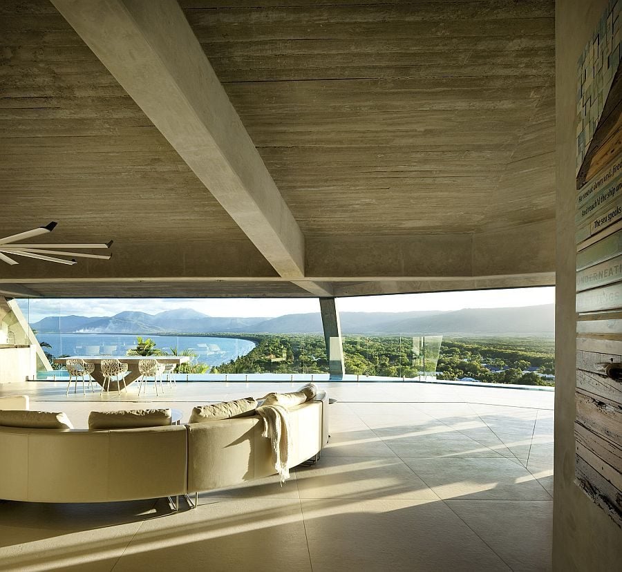6Panaromic-views-of-the-distant-mountains-and-ocean-from-the-captivating-living-area