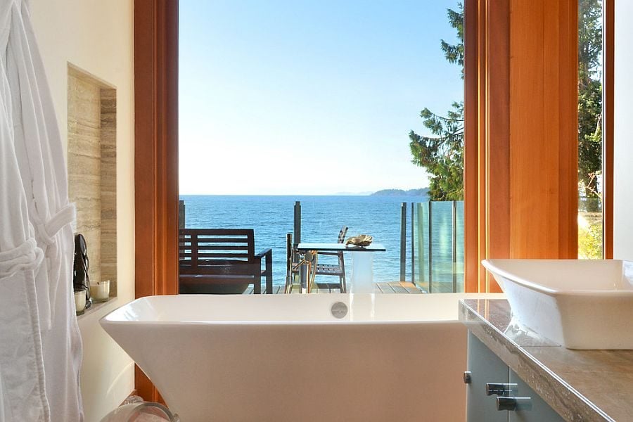 6Take-in-the-mesmerizing-view-as-you-soak-in-the-bathtub