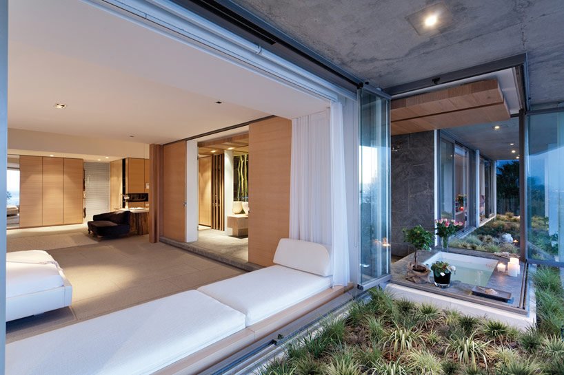 6modern-coastal-house-bedroom-3