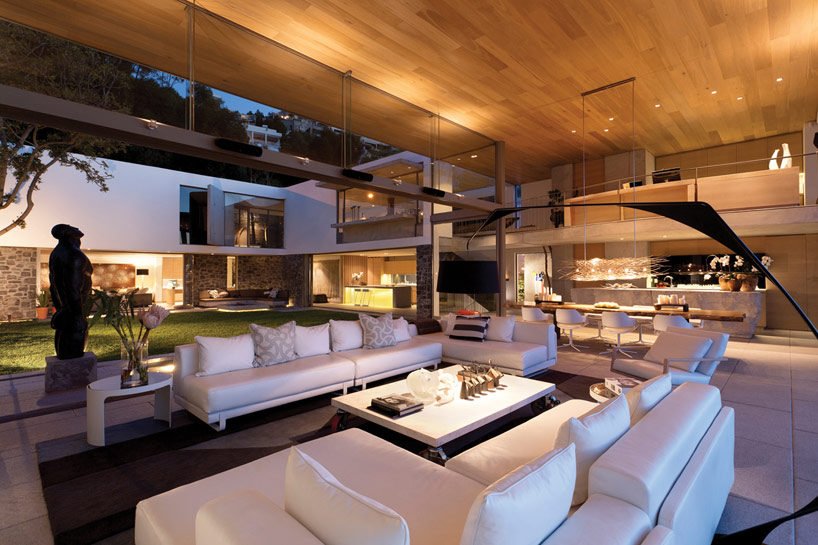 9modern-coastal-house-living-room