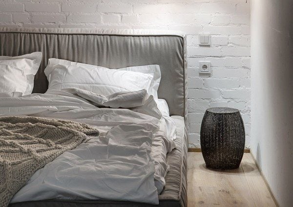 19painted-white-brick-wall-bedroom-600x424