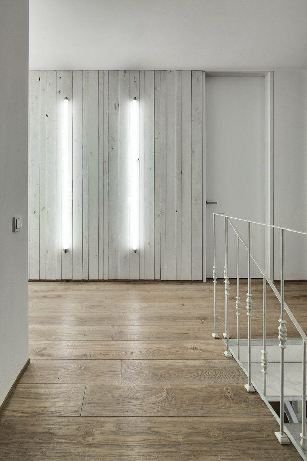 9-modern-whitewashed-wood-paneling-600x900