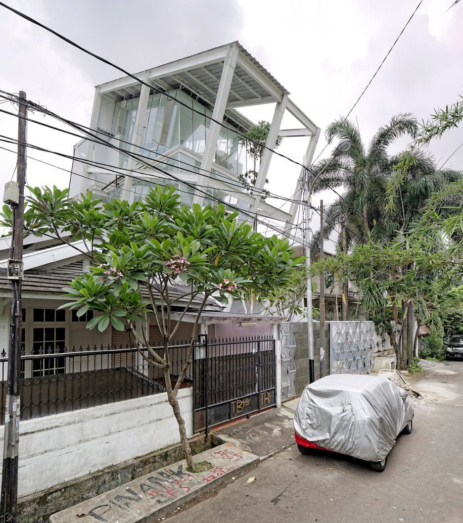Rumah-Miring_Budi-Pradono-Architects_House_Jakarta_dezeen_936_2