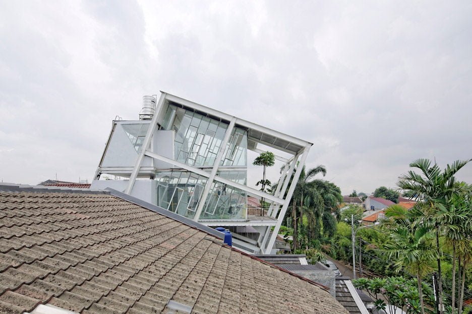 Rumah-Miring_Budi-Pradono-Architects_House_Jakarta_dezeen_936_4
