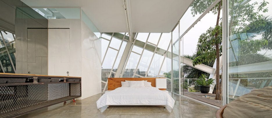 Rumah-Miring_Budi-Pradono-Architects_House_Jakarta_dezeen_936_9