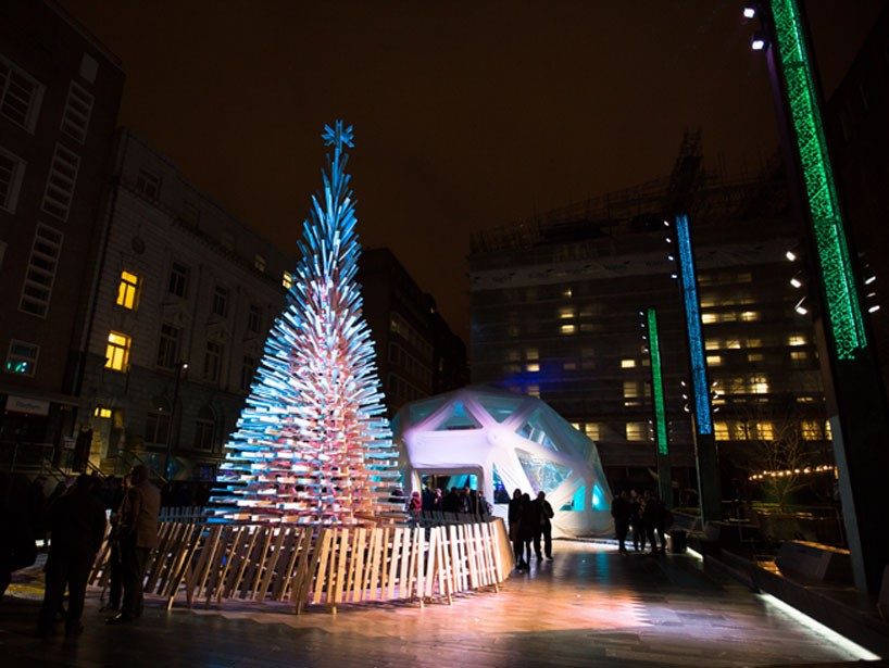 hello-wood-christmas-tree-london-budapest-manchester-designboom-04-818x615