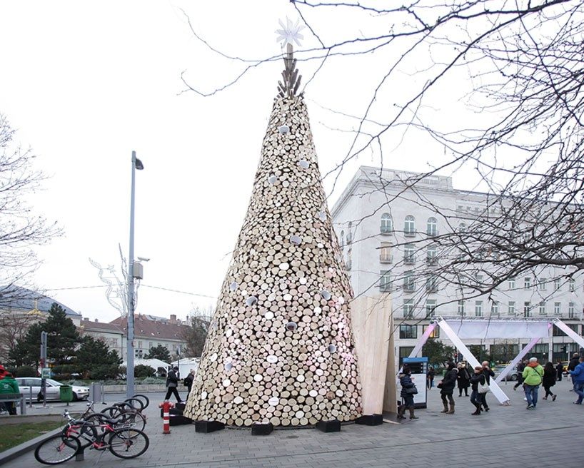 hello-wood-christmas-tree-london-budapest-manchester-designboom-07-818x656