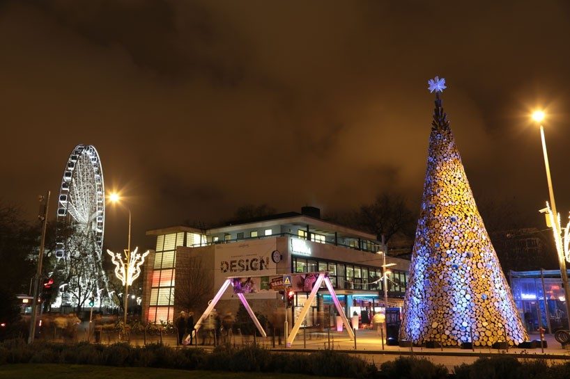 hello-wood-christmas-tree-london-budapest-manchester-designboom-10-818x545
