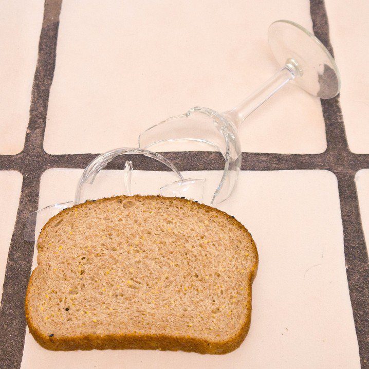 pick-up-broken-glass-with-a-slice-of-bread-718x718